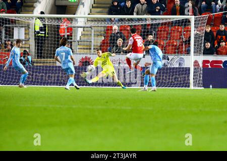 Rotherham, UK, 25/10/2023, AESSEAL New York Stadium, Rotherham, Inghilterra - 25 ottobre 2023 Ben Wilson portiere del Coventry City canÕt stop Ollie Rathbone (18) del Rotherham United segnando il 2° gol - durante la partita Rotherham United contro Coventry City, Sky Bet Championship, 2023/24, AESSEAL New York Stadium, Rotherham, Inghilterra - 25 ottobre 2023 crediti: Arthur Haigh/WhiteRosePhotos/Alamy Live News Foto Stock