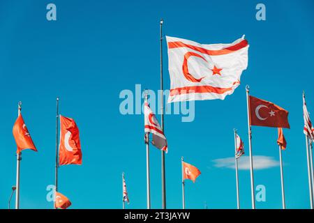 Le bandiere di Türkiye e di Cipro del Nord volano l'una accanto all'altra a una rotatoria nella parte settentrionale di Nicosia Foto Stock