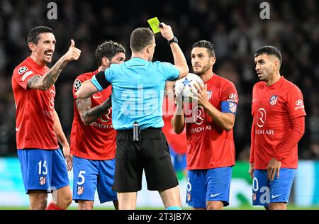 Glasgow, Regno Unito. 25 ottobre 2023. Stefan Savic dell'Atletico Madrid ha ottenuto un cartellino giallo per aver protestato contro il cartellino rosso mostrato a Rodrigo De Paul dopo due prenotazioni durante la partita di UEFA Champions League al Celtic Park di Glasgow. Il credito fotografico dovrebbe leggere: Neil Hanna/Sportimage Credit: Sportimage Ltd/Alamy Live News Foto Stock