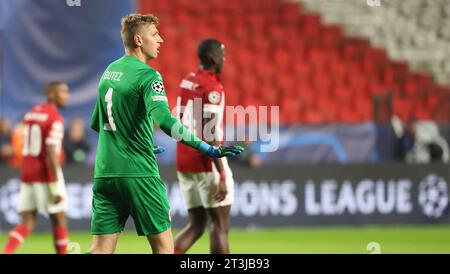 Anversa, Belgio. 25 ottobre 2023. Il portiere di Anversa, Jean Butez, sembra depresso durante una partita di calcio tra il belga Royal Antwerp FC e il portoghese FC Porto, mercoledì 25 ottobre 2023 ad Anversa, il terzo giorno della fase a gironi della Champions League, nel gruppo H. BELGA FOTO VIRGINIE LEFOUR credito: Belga News Agency/Alamy Live News Foto Stock