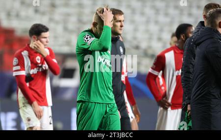 Anversa, Belgio. 25 ottobre 2023. Il portiere di Anversa, Jean Butez, sembra depresso dopo aver perso una partita di calcio tra il belga Royal Antwerp FC e il portoghese FC Porto, mercoledì 25 ottobre 2023 ad Anversa, il terzo giorno della fase a gironi della Champions League, nel gruppo H. BELGA FOTO VIRGINIE LEFOUR credito: Belga News Agency/Alamy Live News Foto Stock