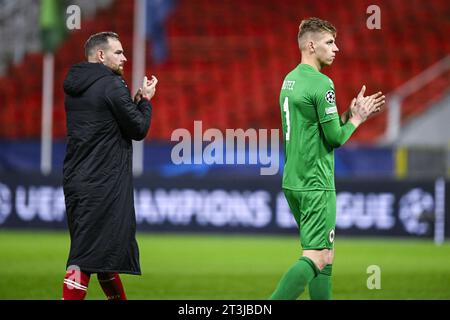 Anversa, Belgio. 25 ottobre 2023. Il portiere di Anversa, Jean Butez, sembra depresso dopo aver perso una partita di calcio tra il belga Royal Antwerp FC e il portoghese FC Porto, mercoledì 25 ottobre 2023 ad Anversa, il terzo giorno della fase a gironi della Champions League, nel gruppo H. BELGA FOTO TOM GOYVAERTS credito: Belga News Agency/Alamy Live News Foto Stock