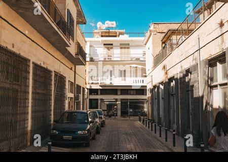 Una strada tranquilla nella vecchia città fortificata di Nicosia, Cipro Foto Stock