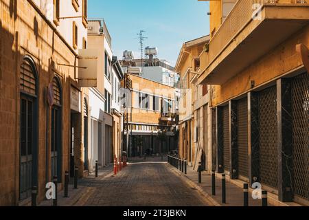 Una strada deserta nella vecchia città fortificata di Nicosia, Cipro Foto Stock