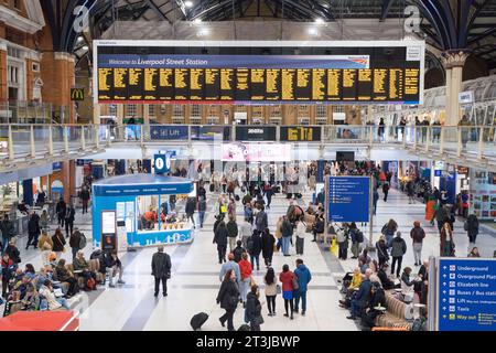 Londra Regno Unito. 25 ottobre 2023. I lavoratori della città e i pendolari nell'atrio sono precipitati per tornare a casa in treno alla stazione di Liverpool Street durante l'ora di punta serale di oggi. Crediti: Xiu Bao/ Alamy Live News. Foto Stock