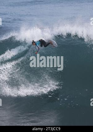 Pichilemu, Cile. 25 ottobre 2023. Sol Aguirre del Perù in azione sulle qualificazioni del surf femminile durante i Giochi panamericani di Santiago 2023, al Beach Punta de Lobos Park, a Santiago il 25 ottobre. Foto: Heuler Andrey/DiaEsportivo/Alamy Live News Credit: DiaEsportivo/Alamy Live News Foto Stock