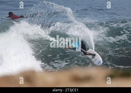 Pichilemu, Cile. 25 ottobre 2023. Lucia Indurain argentina in azione sulle qualificazioni del surf femminile durante i Giochi panamericani di Santiago 2023, al Beach Punta de Lobos Park, a Santiago il 25 ottobre. Foto: Heuler Andrey/DiaEsportivo/Alamy Live News Credit: DiaEsportivo/Alamy Live News Foto Stock