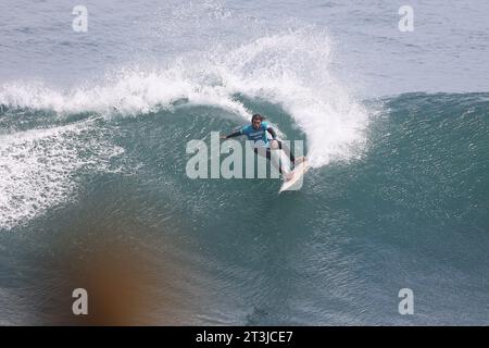 Pichilemu, Cile. 25 ottobre 2023. Guillermo Satt del Cile in azione sulle qualificazioni del surf maschile durante i Giochi panamericani di Santiago 2023, al Beach Punta de Lobos Park, a Santiago il 25 ottobre. Foto: Heuler Andrey/DiaEsportivo/Alamy Live News Credit: DiaEsportivo/Alamy Live News Foto Stock