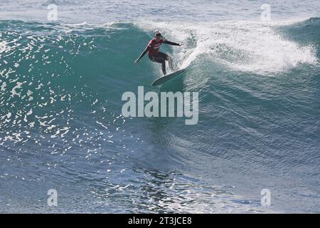 Pichilemu, Cile. 25 ottobre 2023. Chloe Calmon del Brasile in azione sulle qualificazioni del surf femminile durante i Giochi panamericani di Santiago 2023, al Beach Punta de Lobos Park, a Santiago il 25 ottobre. Foto: Heuler Andrey/DiaEsportivo/Alamy Live News Credit: DiaEsportivo/Alamy Live News Foto Stock