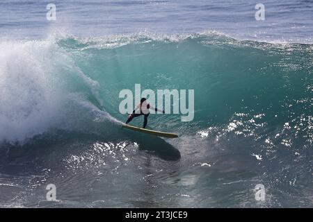 Pichilemu, Cile. 25 ottobre 2023. Benoit Clemente del Perù in azione sulle qualificazioni del surf maschile durante i Giochi panamericani di Santiago 2023, al Beach Punta de Lobos Park, a Santiago il 25 ottobre. Foto: Heuler Andrey/DiaEsportivo/Alamy Live News Credit: DiaEsportivo/Alamy Live News Foto Stock