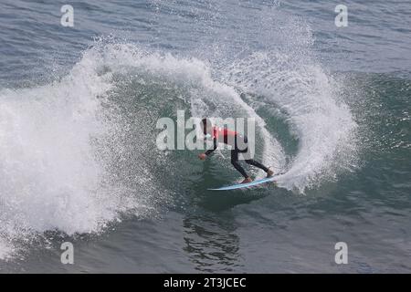 Pichilemu, Cile. 25 ottobre 2023. Sebastian Williams del Messico in azione sulle qualificazioni del surf maschile durante i Giochi panamericani di Santiago 2023, al Beach Punta de Lobos Park, a Santiago il 25 ottobre. Foto: Heuler Andrey/DiaEsportivo/Alamy Live News Credit: DiaEsportivo/Alamy Live News Foto Stock