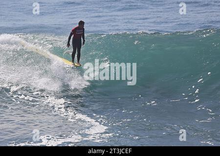 Pichilemu, Cile. 25 ottobre 2023. Benoit Clemente del Perù in azione sulle qualificazioni del surf maschile durante i Giochi panamericani di Santiago 2023, al Beach Punta de Lobos Park, a Santiago il 25 ottobre. Foto: Heuler Andrey/DiaEsportivo/Alamy Live News Credit: DiaEsportivo/Alamy Live News Foto Stock