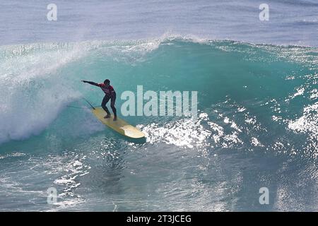 Pichilemu, Cile. 25 ottobre 2023. Benoit Clemente del Perù in azione sulle qualificazioni del surf maschile durante i Giochi panamericani di Santiago 2023, al Beach Punta de Lobos Park, a Santiago il 25 ottobre. Foto: Heuler Andrey/DiaEsportivo/Alamy Live News Credit: DiaEsportivo/Alamy Live News Foto Stock