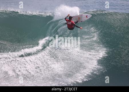 Pichilemu, Cile. 25 ottobre 2023. Manuel Selman del Cile in azione sulle qualificazioni del surf maschile durante i Giochi panamericani di Santiago 2023, al Beach Punta de Lobos Park, a Santiago il 25 ottobre. Foto: Heuler Andrey/DiaEsportivo/Alamy Live News Credit: DiaEsportivo/Alamy Live News Foto Stock