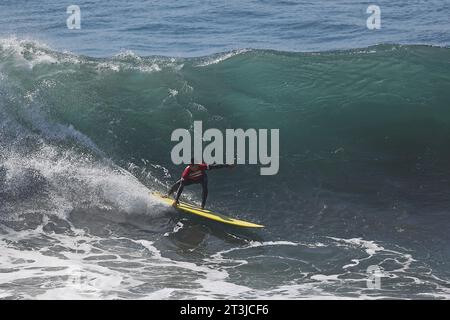 Pichilemu, Cile. 25 ottobre 2023. Benoit Clemente del Perù in azione sulle qualificazioni del surf maschile durante i Giochi panamericani di Santiago 2023, al Beach Punta de Lobos Park, a Santiago il 25 ottobre. Foto: Heuler Andrey/DiaEsportivo/Alamy Live News Credit: DiaEsportivo/Alamy Live News Foto Stock