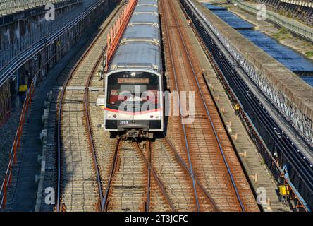 Wien, U-Bahn, Hütteldorf, Gleis, U-Bahn-Linie, Zug, Schienen, Bahntrasse, Nahverkehr, Verkehrsmittel, öffentlich, öffentliches Verkehrsmittel, Zug, TR Foto Stock