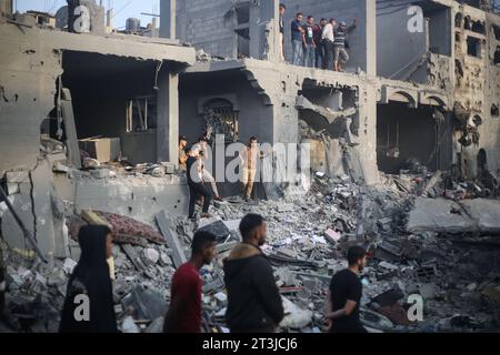 Gaza, Palestina. 25 ottobre 2023. I palestinesi cercano i sopravvissuti e i corpi delle vittime attraverso edifici distrutti durante i bombardamenti israeliani, a Khan Yunis nella Striscia di Gaza meridionale. Credito: SOPA Images Limited/Alamy Live News Foto Stock