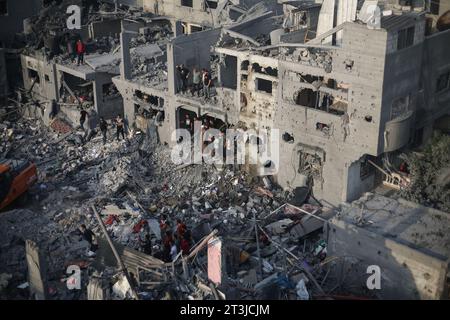 Gaza, Palestina. 25 ottobre 2023. I palestinesi cercano i sopravvissuti e i corpi delle vittime attraverso edifici distrutti durante i bombardamenti israeliani, a Khan Yunis nella Striscia di Gaza meridionale. Credito: SOPA Images Limited/Alamy Live News Foto Stock