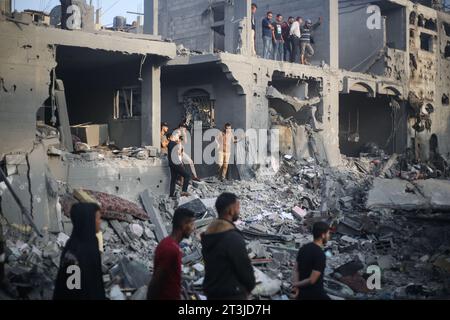 Gaza, Palestina. 25 ottobre 2023. I palestinesi cercano i sopravvissuti e i corpi delle vittime attraverso edifici distrutti durante i bombardamenti israeliani, a Khan Yunis nella Striscia di Gaza meridionale. (Foto di Ahmed Zakot/SOPA Images/Sipa USA) credito: SIPA USA/Alamy Live News Foto Stock