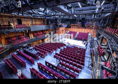 New York, USA. 25 ottobre 2023. Vista generale di un auditorium presso il Perelman Performing Arts Center (marchio PACNYC). Il nuovo e iconico Centro delle Arti dello spettacolo comprende circa 90.000 piedi quadrati (8.400 m2) su tre piani. Crediti: Enrique Shore/Alamy Live News Foto Stock