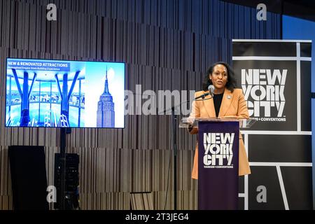 New York, USA. 25 ottobre 2023. Tiffany Townsend, Vicepresidente esecutivo per le comunicazioni globali, New York City Tourism Conventions, aggiorna i giornalisti in seguito alla recente apertura del nuovo iconico Perelman Performing Arts Center, che comprende circa 90.000 piedi quadrati (8.400 m2) su tre piani. Crediti: Enrique Shore/Alamy Live News Foto Stock