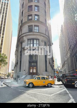 Cabina a scacchi d'epoca parcheggiata di fronte all'edificio residenziale Cocoa Exchange, 1 Wall Street New York City, New York, USA Foto Stock