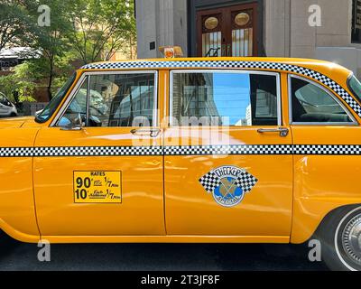 Vista laterale della cabina vintage Checker, New York City, New York, USA Foto Stock