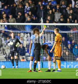 Birmingham, Regno Unito. 25 ottobre 2023. Al Liam Delap dell'Hull City viene mostrato il cartellino giallo dall'arbitro, John Busby a seguito di uno scambio temperato con la Dion Sanderson del Birmingham City durante il match dell'EFL Sky Bet Championship tra Birmingham City e Hull City a St Andrews, Birmingham, Inghilterra il 25 ottobre 2023. Foto di Stuart Leggett. Solo per uso editoriale, licenza necessaria per uso commerciale. Nessun utilizzo in scommesse, giochi o pubblicazioni di un singolo club/campionato/giocatore. Credito: UK Sports Pics Ltd/Alamy Live News Foto Stock