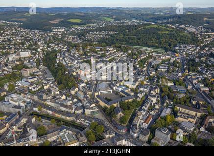 Luftbild, Ortsansicht mit evang. Nikolaikirche und kath. Kirche St Marien, Universität Siegen - Campus Unteres Schloss, Rathaus, Siegen-Kernband, Siegen, Siegerland, Nordrhein-Westfalen, Deutschland ACHTUNGxMINDESTHONORARx60xEURO *** Vista aerea, vista città con evang Nikolaikirche e chiesa cattolica St Marien, Università di Siegen Campus Lower Castle, Municipio, Siegen Kernband, Siegen, Siegerland, Renania settentrionale-Vestfalia, Germania ATTENTIONxMINESTHONORARx60xEURO credito: Imago/Alamy Live News Foto Stock