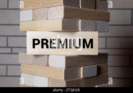 Blocco lettera nella parola premium su uno sfondo di legno Foto Stock