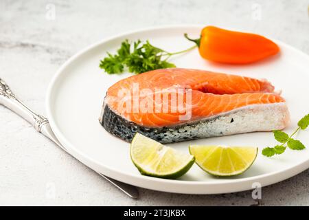 Assortimento ad angolo elevato con delizioso lime di pesce Foto Stock