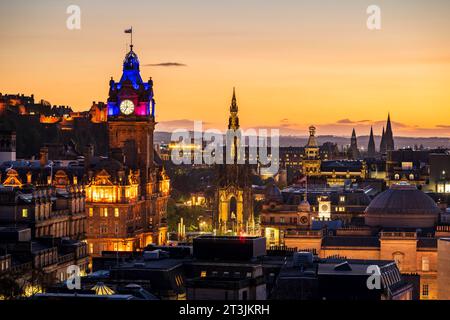 Vista da Calton Hill sulla storica città vecchia di notte, al tramonto, Edimburgo, Scozia, Regno Unito Foto Stock