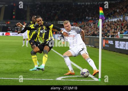 Swansea, Regno Unito. 24 ottobre 2023. Kristian Pedersen di Swansea City (r) tiene fuori Tom Ince di Watford. Partita di campionato EFL Skybet, Swansea City contro Watford allo Stadio Swansea.com di Swansea, Galles, martedì 24 ottobre 2023. Questa immagine può essere utilizzata solo per scopi editoriali. Solo per uso editoriale, foto di Andrew Orchard/Andrew Orchard fotografia sportiva/Alamy Live news credito: Andrew Orchard fotografia sportiva/Alamy Live News Foto Stock