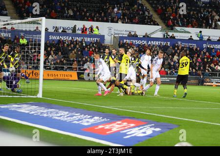 Swansea, Regno Unito. 24 ottobre 2023. Kristian Pedersen di Swansea City (nascosta) testa e 'segna' un gol, ma non è permesso. Partita di campionato EFL Skybet, Swansea City contro Watford allo Stadio Swansea.com di Swansea, Galles, martedì 24 ottobre 2023. Questa immagine può essere utilizzata solo per scopi editoriali. Solo per uso editoriale, foto di Andrew Orchard/Andrew Orchard fotografia sportiva/Alamy Live news credito: Andrew Orchard fotografia sportiva/Alamy Live News Foto Stock