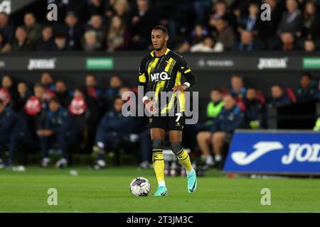 Swansea, Regno Unito. 24 ottobre 2023. Tom Ince di Watford in azione. Partita di campionato EFL Skybet, Swansea City contro Watford allo Stadio Swansea.com di Swansea, Galles, martedì 24 ottobre 2023. Questa immagine può essere utilizzata solo per scopi editoriali. Solo per uso editoriale, foto di Andrew Orchard/Andrew Orchard fotografia sportiva/Alamy Live news credito: Andrew Orchard fotografia sportiva/Alamy Live News Foto Stock