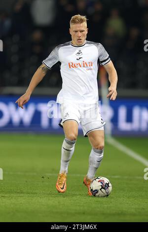 Swansea, Regno Unito. 24 ottobre 2023. Kristian Pedersen di Swansea City in azione. Partita di campionato EFL Skybet, Swansea City contro Watford allo Stadio Swansea.com di Swansea, Galles, martedì 24 ottobre 2023. Questa immagine può essere utilizzata solo per scopi editoriali. Solo per uso editoriale, foto di Andrew Orchard/Andrew Orchard fotografia sportiva/Alamy Live news credito: Andrew Orchard fotografia sportiva/Alamy Live News Foto Stock