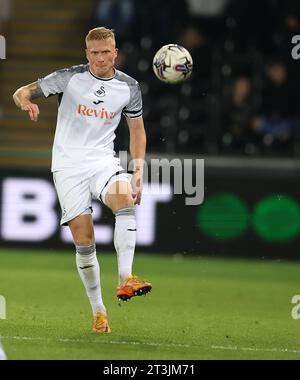 Swansea, Regno Unito. 24 ottobre 2023. Kristian Pedersen di Swansea City in azione. Partita di campionato EFL Skybet, Swansea City contro Watford allo Stadio Swansea.com di Swansea, Galles, martedì 24 ottobre 2023. Questa immagine può essere utilizzata solo per scopi editoriali. Solo per uso editoriale, foto di Andrew Orchard/Andrew Orchard fotografia sportiva/Alamy Live news credito: Andrew Orchard fotografia sportiva/Alamy Live News Foto Stock