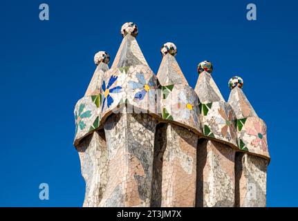 Camini sul tetto di Casa Batllo di Antoni Gaudi, Barcellona, Spagna Foto Stock