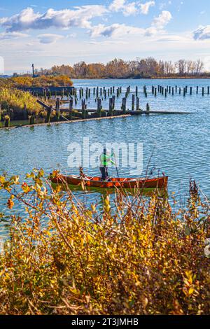 Pagaiatore solitario in canoa sul lungomare di Steveston, nella Columbia Britannica, Canada Foto Stock