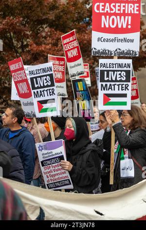 Detroit, Michigan, USA. 25 ottobre 2023. Una manifestazione presso il Federal Building, organizzata da Jewish Voice for Peace e alleati della Palestina, ha chiesto un cessate il fuoco a Gaza. Il raduno invitò i senatori e i rappresentanti del Michigan a opporsi all'invio di più armi in Israele e a concentrarsi invece sulla deescalation del conflitto. Crediti: Jim West/Alamy Live News Foto Stock