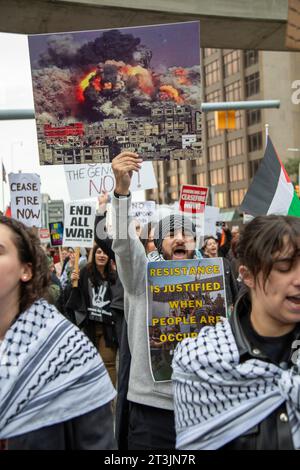 Detroit, Michigan, USA. 25 ottobre 2023. Una manifestazione presso il Federal Building, organizzata da Jewish Voice for Peace e alleati della Palestina, ha chiesto un cessate il fuoco a Gaza. Il raduno invitò i senatori e i rappresentanti del Michigan a opporsi all'invio di più armi in Israele e a concentrarsi invece sulla deescalation del conflitto. Crediti: Jim West/Alamy Live News Foto Stock