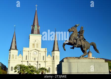 Una scultura di Andrew Jackson a cavallo si trova in Jackson Square, vicino alla chiesa della cattedrale di St Louis all'ingresso del quartiere francese di New Orleans Foto Stock