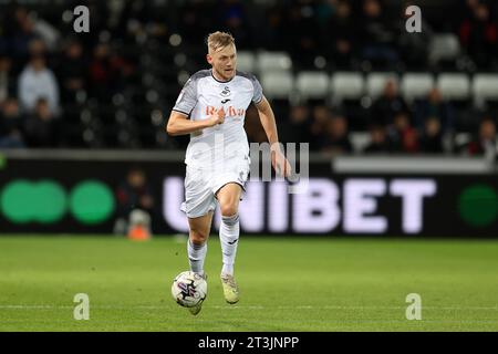 Swansea, Regno Unito. 24 ottobre 2023. Harry Darling di Swansea City in azione. Partita di campionato EFL Skybet, Swansea City contro Watford allo Stadio Swansea.com di Swansea, Galles, martedì 24 ottobre 2023. Questa immagine può essere utilizzata solo per scopi editoriali. Solo per uso editoriale, foto di Andrew Orchard/Andrew Orchard fotografia sportiva/Alamy Live news credito: Andrew Orchard fotografia sportiva/Alamy Live News Foto Stock