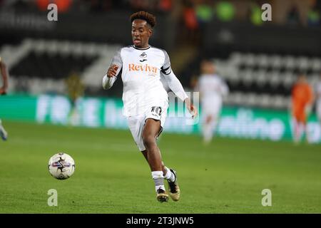 Swansea, Regno Unito. 24 ottobre 2023. Jamal Lowe di Swansea City in azione. Partita di campionato EFL Skybet, Swansea City contro Watford allo Stadio Swansea.com di Swansea, Galles, martedì 24 ottobre 2023. Questa immagine può essere utilizzata solo per scopi editoriali. Solo per uso editoriale, foto di Andrew Orchard/Andrew Orchard fotografia sportiva/Alamy Live news credito: Andrew Orchard fotografia sportiva/Alamy Live News Foto Stock