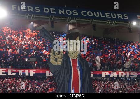 Parigi, Francia. 25 ottobre 2023. I tifosi del PSG rivelano una battuta d'arresto e mettono in mostra una dimostrazione pirotecnica prima di iniziare la partita di UEFA Champions League a le Parc des Princes, Parigi. Il credito fotografico dovrebbe leggere: Jonathan Moscrop/Sportimage Credit: Sportimage Ltd/Alamy Live News Foto Stock