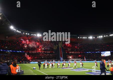 Parigi, Francia. 25 ottobre 2023. I tifosi del PSG rivelano una battuta d'arresto e mettono in mostra una dimostrazione pirotecnica prima di iniziare la partita di UEFA Champions League a le Parc des Princes, Parigi. Il credito fotografico dovrebbe leggere: Jonathan Moscrop/Sportimage Credit: Sportimage Ltd/Alamy Live News Foto Stock