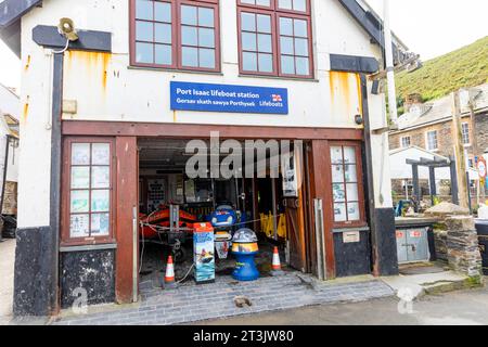 Port Isaac, stazione delle imbarcazioni di salvataggio nel centro del villaggio, Cornovaglia, Inghilterra, autunno 2023 Foto Stock