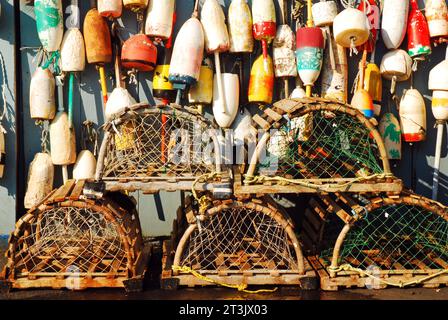 Le tagliole di aragosta e le boe di aragosta sono allineate e appese alle pareti di un ristorante di pesce sulla costa del New England Foto Stock