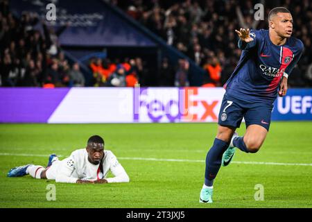 Parigi, Francia 25/10/2023, Fikayo TOMORI dell'AC Milan sembra deposto e Kylian MBAPPE del PSG celebra il suo gol durante la UEFA Champions League, la partita di calcio del gruppo F tra Paris Saint-Germain e AC Milan il 25 ottobre 2023 allo stadio Parc des Princes di Parigi Foto Stock