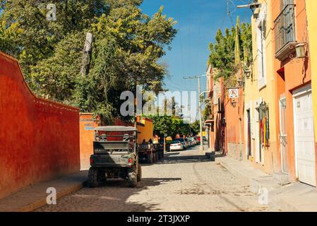 Belle strade e facciate colorate di San Miguel de Allende a Guanajuato, Messico - 12 maggio 2023 Foto Stock